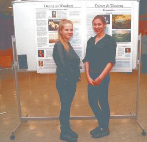 Leah Braunsberger und Rebecca Creß zeichneten als „Kultur- Starter-Schülermentorinnen“ für die Mitorganisation der „Dichter als Wanderer-“Ausstellung am HSG verantwortlich. Fotos: bnc